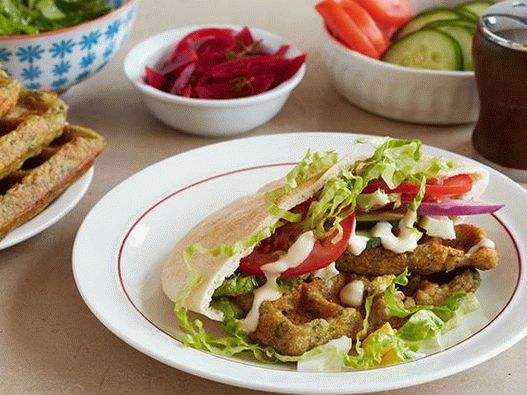 Photo Chickpea waffles in a waffle iron with hummus