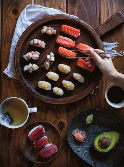 Photo Japanese style assorted lunch: grilled chicken, beef and tuna