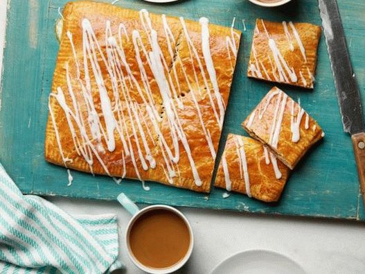 Photo A huge puff with cinnamon filling