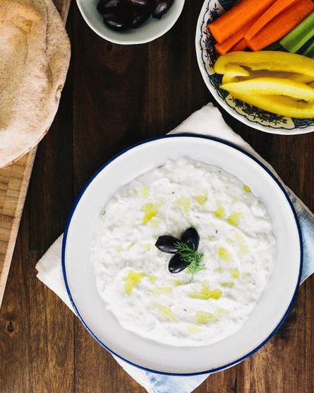 Photo Cucumber-yogurt dip sauce