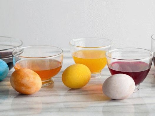 Photo Dyeing Easter eggs with natural dyes