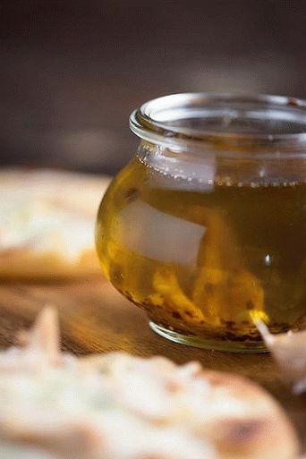 Photo Olive oil with garlic and lemon