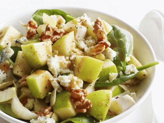 Salad with blue cheese, walnuts and apples