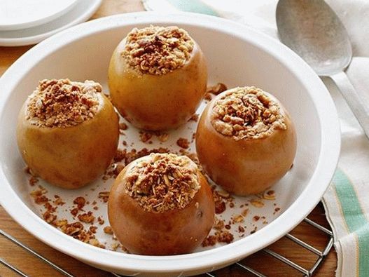 Baked apples with oatmeal and cinnamon