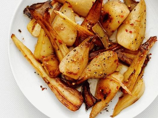 Pear with ginger and parsnip stewed in wine