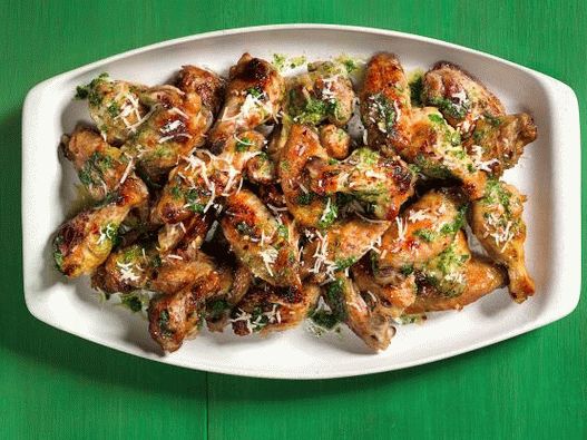 Photo Spicy chicken wings with pesto