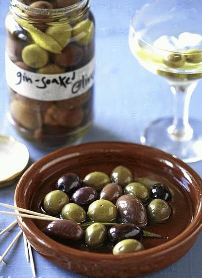 Photo Spicy olives for martini