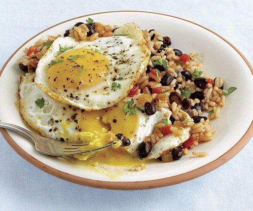 Photo Spicy Spanish rice with fried eggs