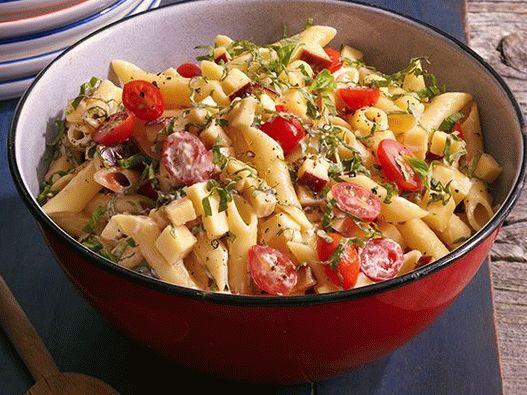 Photo Spicy salad with pasta, smoked gouda, tomatoes and basil