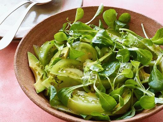Photo Spicy salad with green tomatoes and avocado