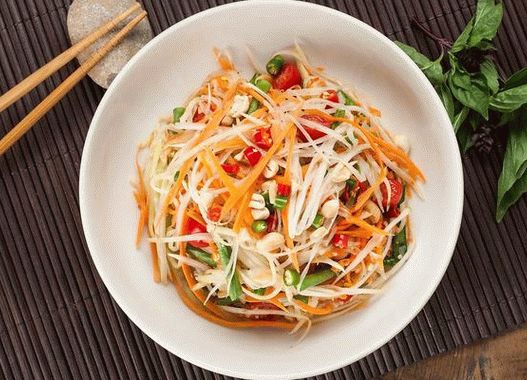 Photo Spicy Thai salad with green papaya