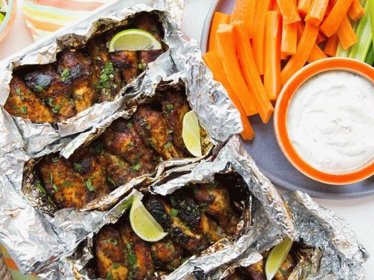 Photo Spicy-sweet grilled chicken wings in foil