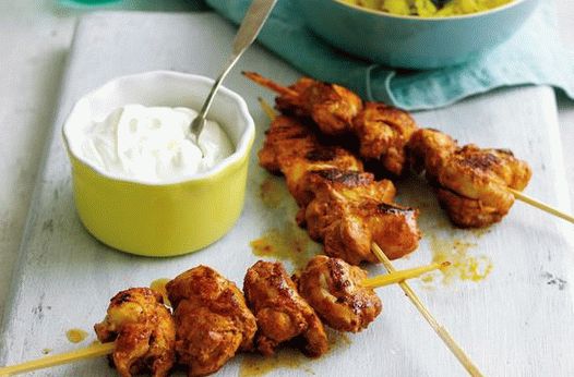 Photo Spicy chicken satate with vegetables and herbs