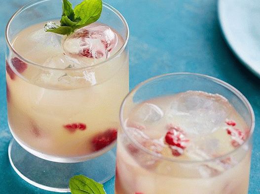 Photo Refreshing pineapple-raspberry cocktail with rum