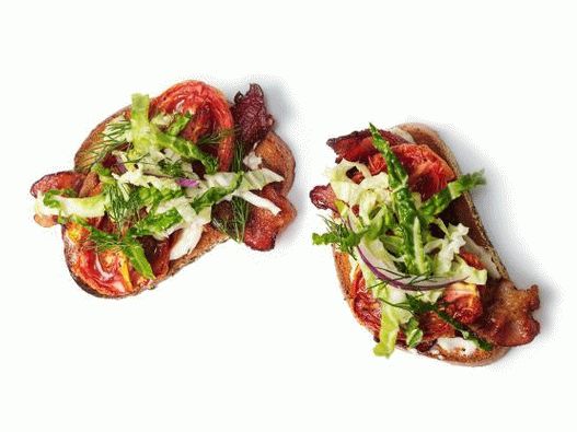 Photo Open sandwiches with baked tomatoes