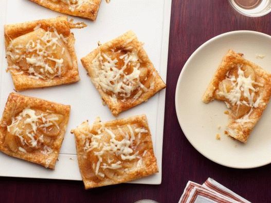 Photo Open puffs with cheese and pears