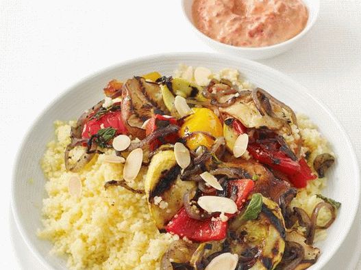 Photo Grilled Vegetables with Couscous and Yogurt Sauce
