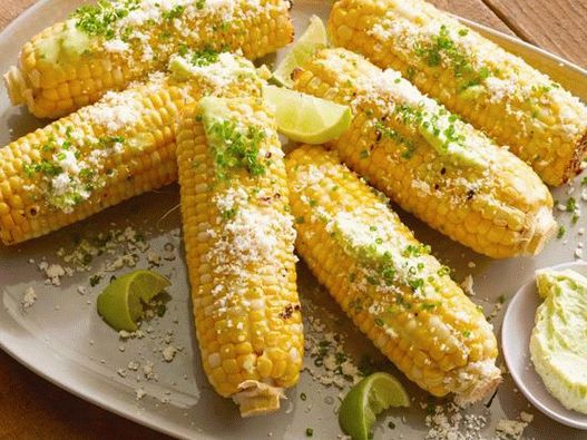 Grilled corn on the cob with garlic oil, fresh lime and cheese