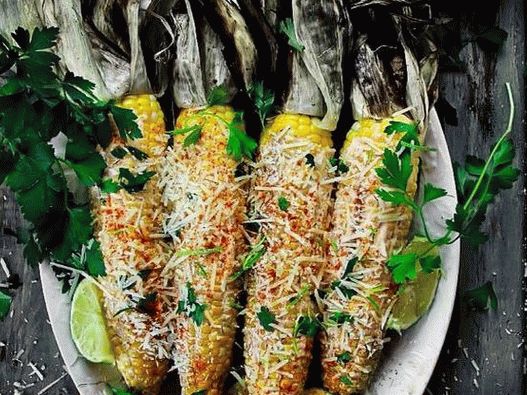 Grilled corn with cilantro pesto sauce
