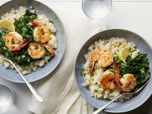 Photo Vegetable porridge from cauliflower and fried shrimp (diet Whole30)