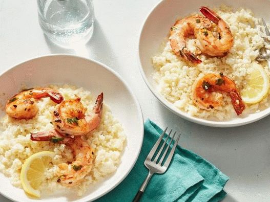 Photo Vegetable porridge from cauliflower with shrimps fried in garlic sauce