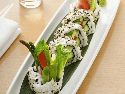Photo Vegetable sushi with romaine lettuce, tomatoes, cucumbers and avocados