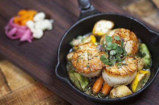 Photo Vegetable salad with fried scallops and seaweed