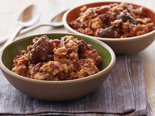Photo Oatmeal with dried fruits in a slow cooker