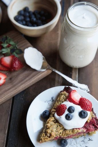 Photo Oatmeal pie with warm berry sauce and melted cream