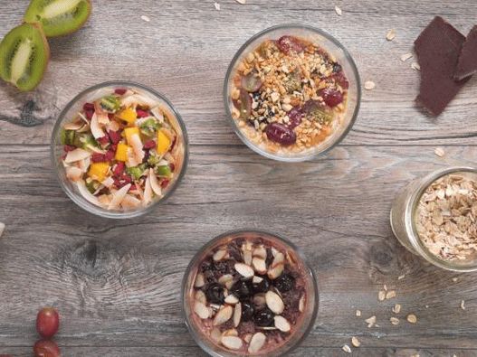 Photo Oatmeal without boiling in milk and 3 options of toppings