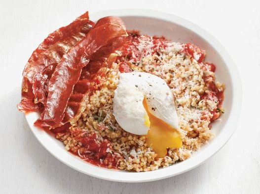 Photo Oatmeal on chicken broth with poached eggs