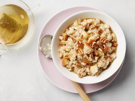 Photo Oatmeal with apples and nuts in 10 minutes