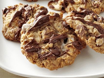 Photo Oatmeal cookies with marshmallows, nuts and chocolate