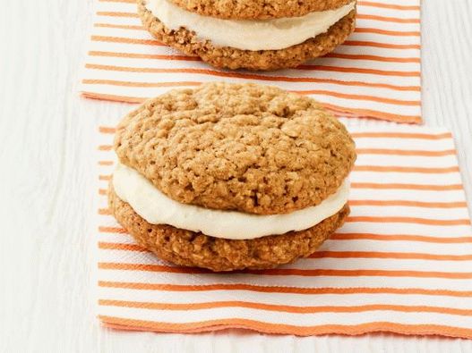 Photo Oatmeal sandwich cookies with cream