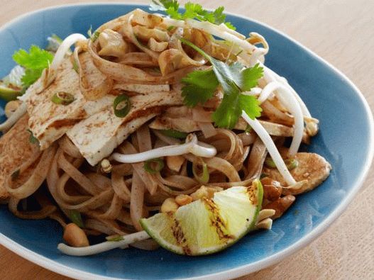Photo of Pad Thai with grilled chicken and tofu