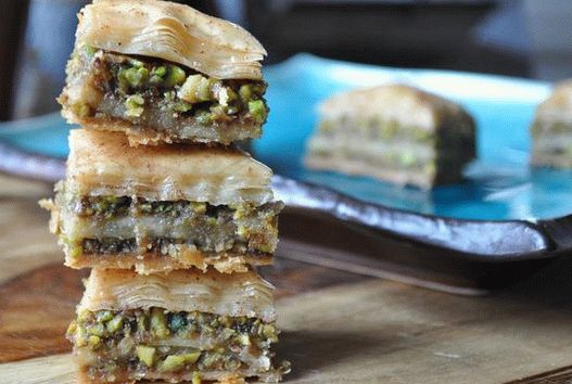 Photo Greek Baklava from filo pastry with pistachios and almonds