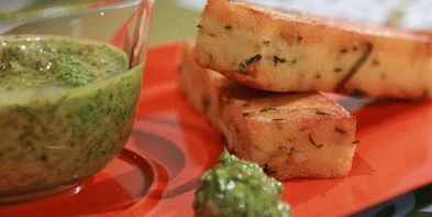 Photo Panisse sticks with salsa verde sauce