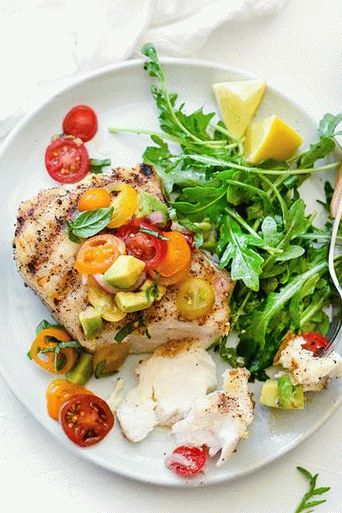 Photo Halibut in a garlic marinade with tomato religion