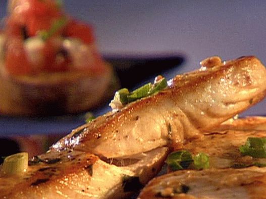 Photo Halibut in garlic sauce with bruschetta and tomatoes