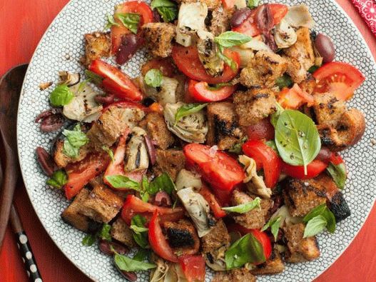 Photo Panzanella with artichokes and tomatoes