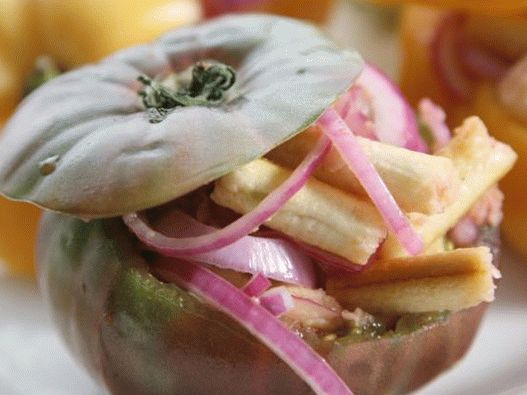 Photo Panzanella in tomato bowls