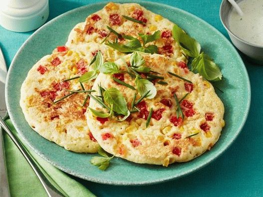 Photo Pancakes with corn, tomatoes and dressing Green Goddess