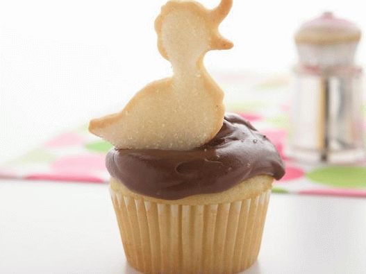 Classic Vanilla Cupcakes with Chocolate Cream