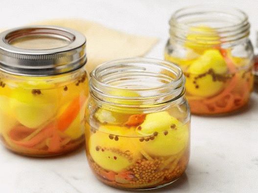 Photo Easter eggs in a marinade with carrots
