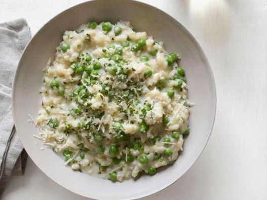 Photo Easter dinner from risotto with green peas