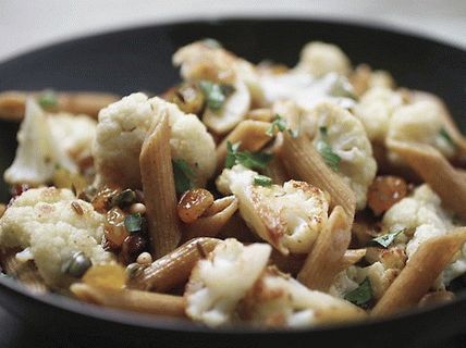 Photo Sicilian whole wheat flour penne pasta with cauliflower, raisins and pine nuts