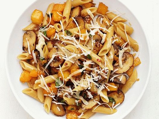 Photo Penne pasta with nutmeg pumpkin
