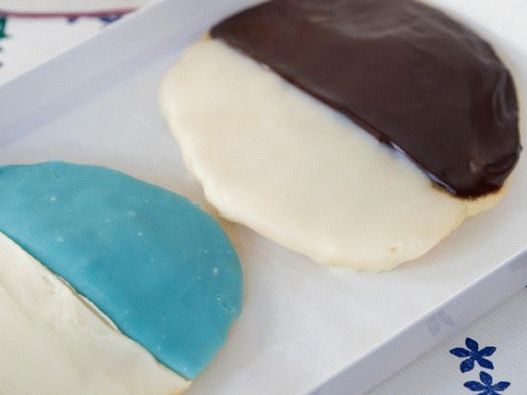 Photo Chocolate-coated yeast cookies