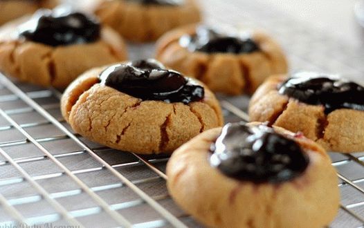 Photo Cookies with peanut butter and blackcurrant jam