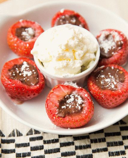 Photo Baked Strawberries with Chocolate Filling